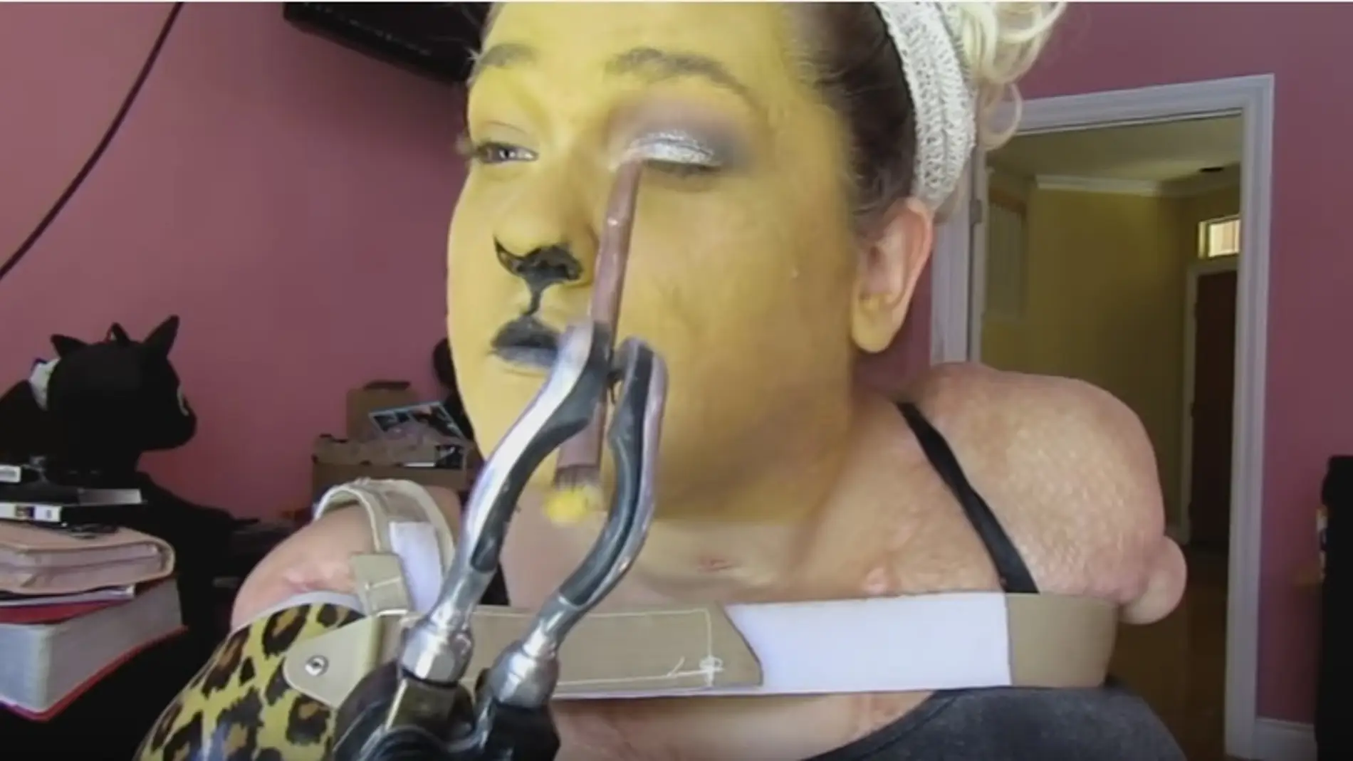 Kaitlyn Dobrow en uno de sus tutoriales de maquillaje