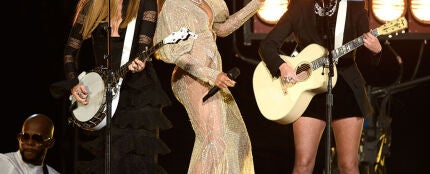 Beyoncé debuta en los Country Music Awards junto a las Dixie Chicks