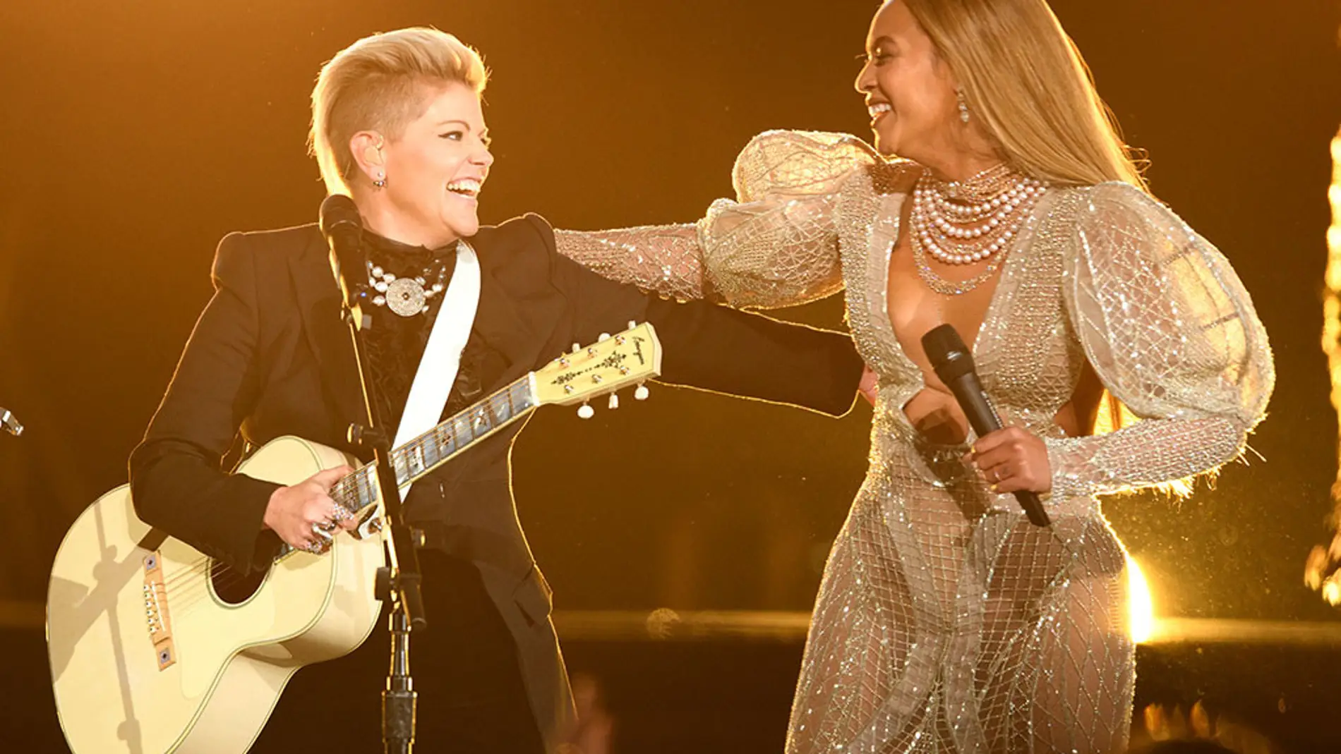 Beyoncé junto a las Dixie Chicks Beyoncé junto a las Dixie Chicks