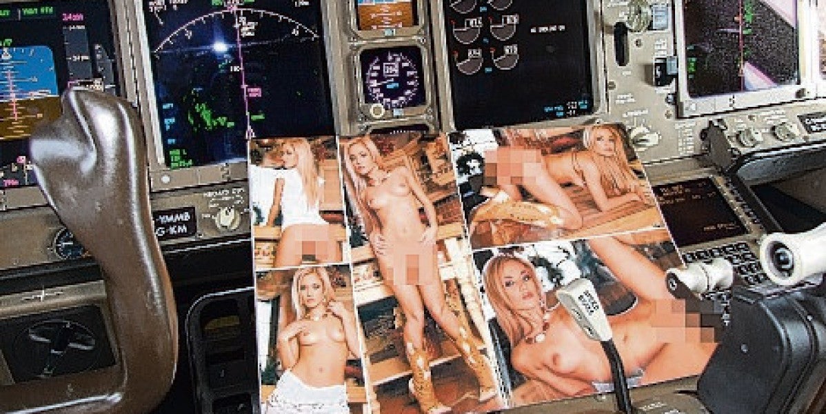 Revistas pornográficas sobre la cabina del avión