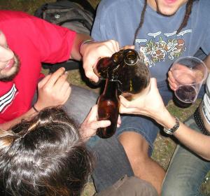 Jóvenes haciendo botellón Jóvenes haciendo botellón