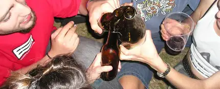 Jóvenes haciendo botellón Jóvenes haciendo botellón