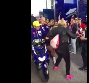 La patada de Rossi en el paddock de Cheste La patada de Rossi en el paddock de Cheste