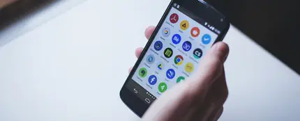 Un usuario con un móvil Un usuario con un móvil