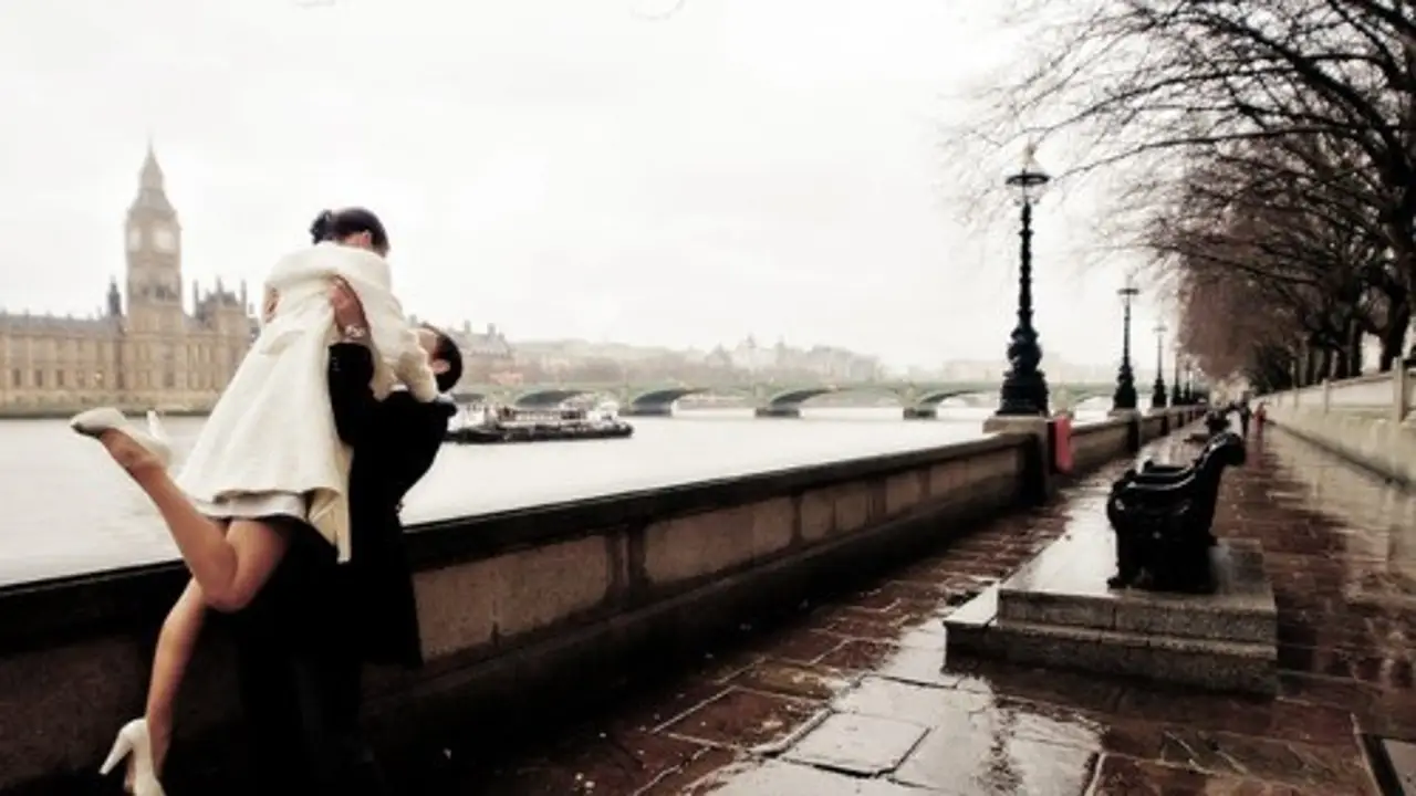 Pareja dándose un abrazo en Londres Pareja dándose un abrazo en Londres