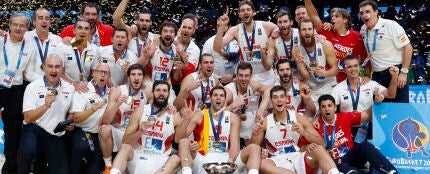 La selección española de baloncesto celebrando su título europeo