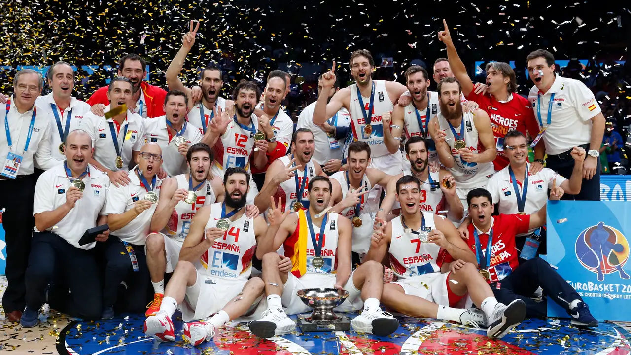 La selección española de baloncesto celebrando su título europeo La selección española de baloncesto celebrando su título europeo