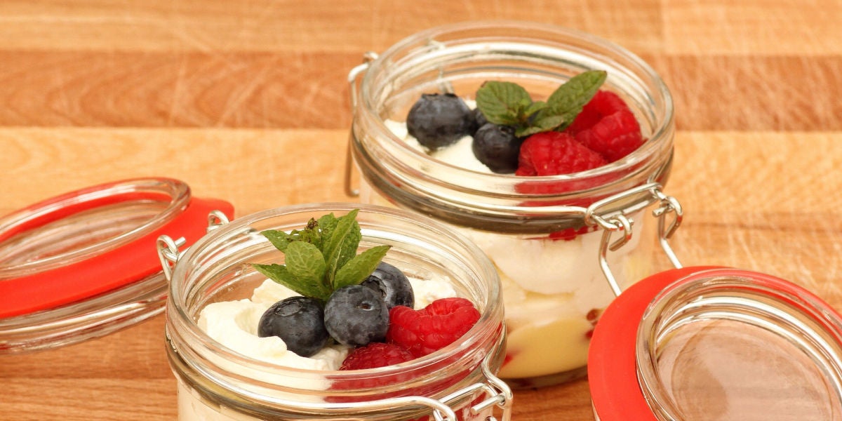Yogur con frutas rojas y cereales en tarros Jar