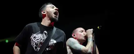 Integrantes de la banda Linkin Park durante un concierto Integrantes de la banda Linkin Park durante un concierto