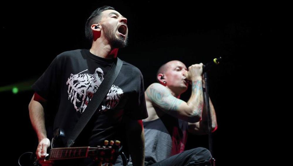 Integrantes de la banda Linkin Park durante un concierto