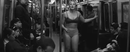 Una modelo da un discurso sobre los cánones de belleza en el metro de Nueva York Una modelo da un discurso sobre los cánones de belleza en el metro de Nueva York