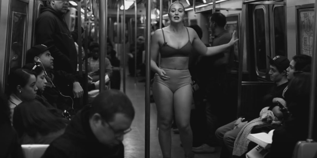 Una modelo da un discurso sobre los cánones de belleza en el metro de Nueva York