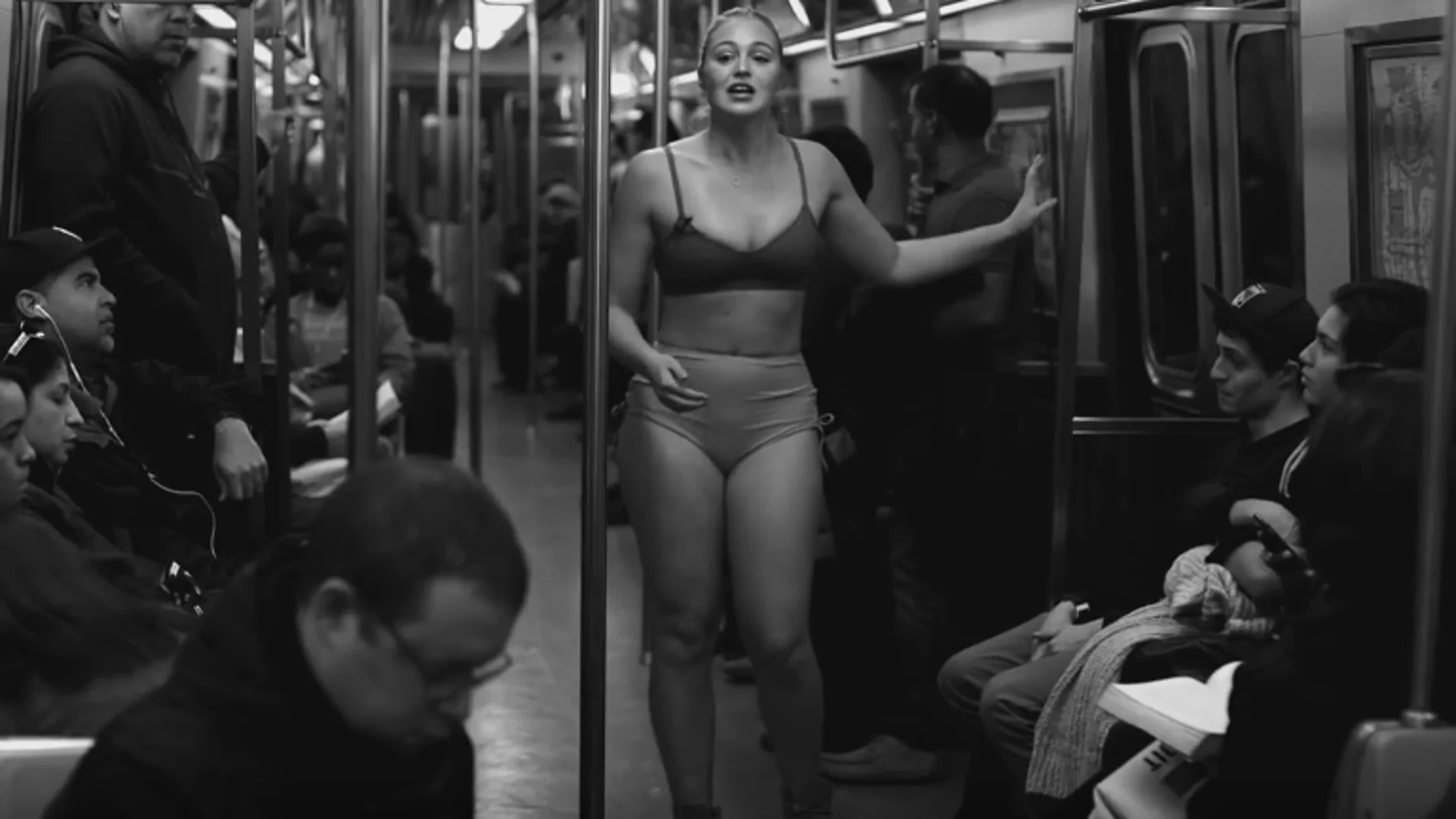 Una modelo da un discurso sobre los cánones de belleza en el metro de Nueva York Una modelo da un discurso sobre los cánones de belleza en el metro de Nueva York
