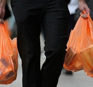 Hombre con bolsas de plástico Hombre con bolsas de plástico