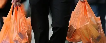 Hombre con bolsas de plástico Hombre con bolsas de plástico