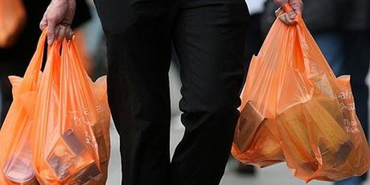 Hombre con bolsas de plástico