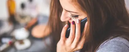 Una mujer habla por el teléfono móvil Una mujer habla por el teléfono móvil