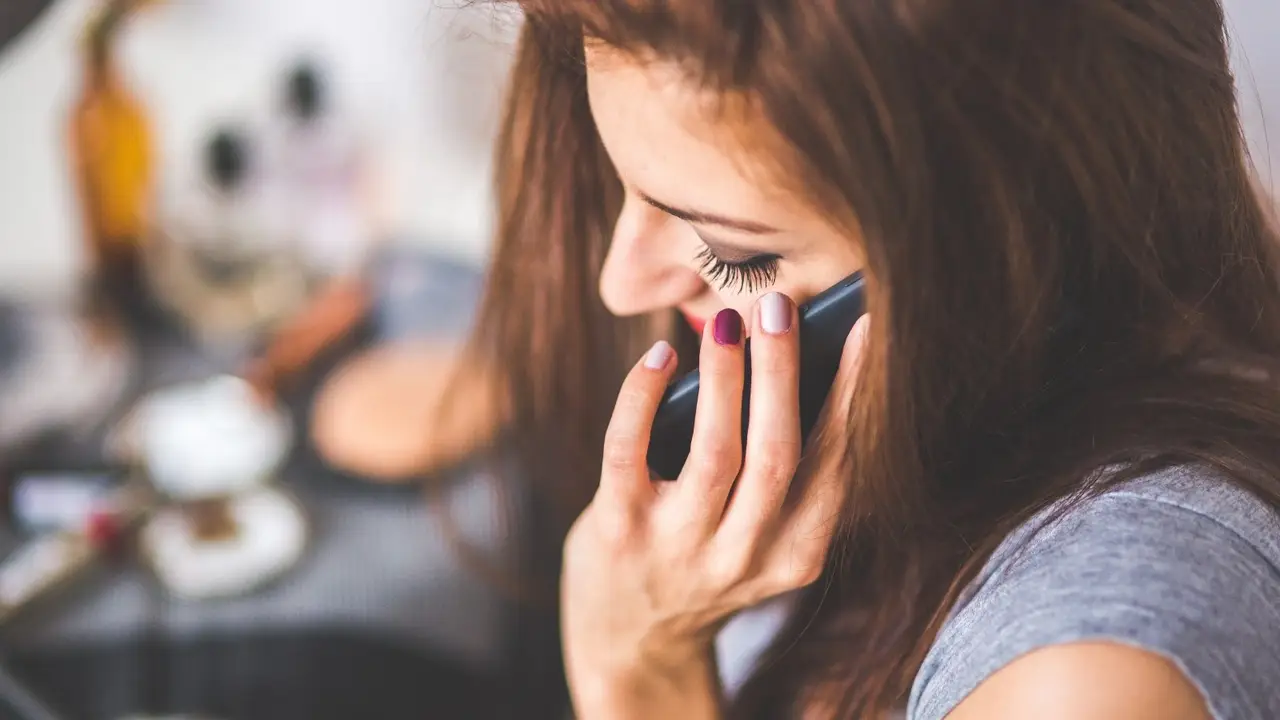 Una mujer habla por el teléfono móvil Una mujer habla por el teléfono móvil