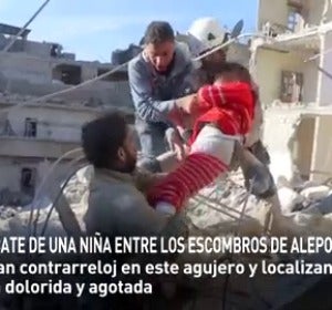 Frame 20.161808 de: Rescate de una niña con vida entre los escombros de Alepo Frame 20.161808 de: Rescate de una niña con vida entre los escombros de Alepo