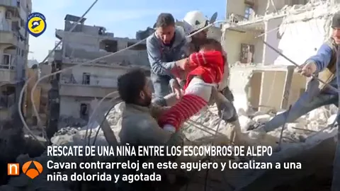 Frame 20.161808 de: Rescate de una ni&ntilde;a con vida entre los escombros de Alepo