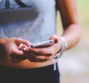 Una joven con un teléfono móvil Una joven con un teléfono móvil