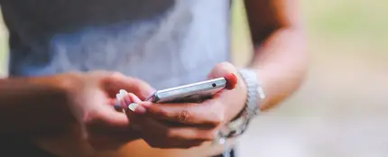 Una joven con un teléfono móvil Una joven con un teléfono móvil