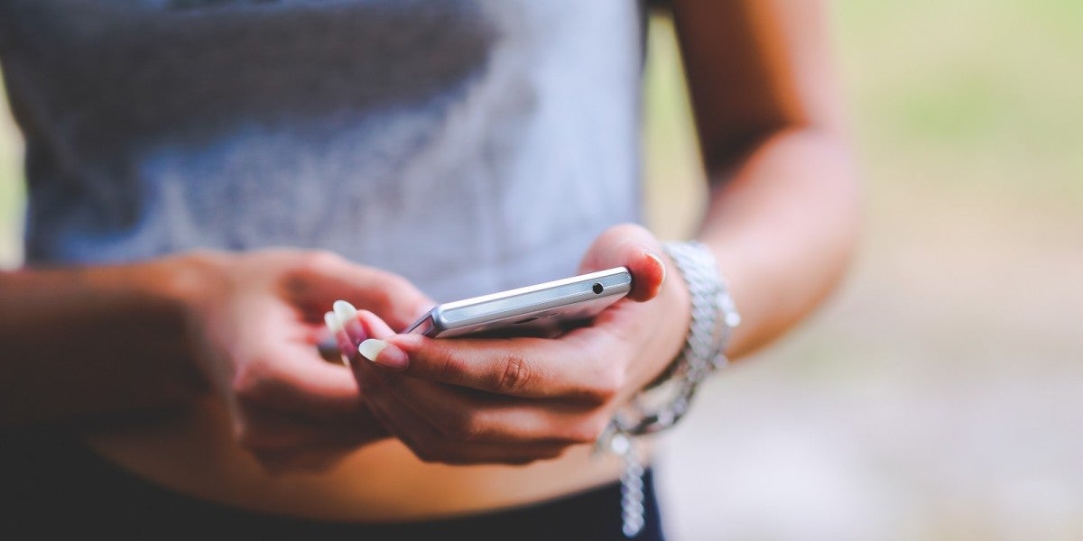 Una joven con un teléfono móvil