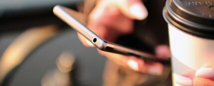 Una mujer usando el tel&eacute;fono m&oacute;vil