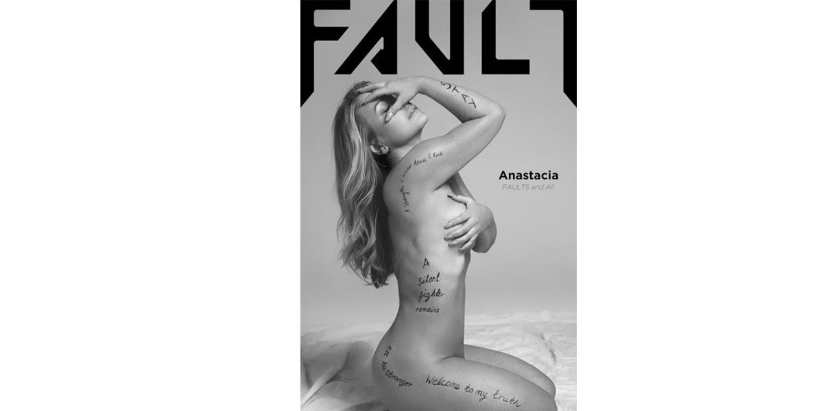 Anastacia muestra las cicatrices de su cáncer de mama