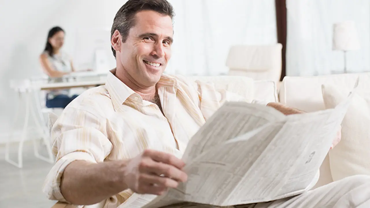 Hombre leyendo el periódico Hombre leyendo el periódico