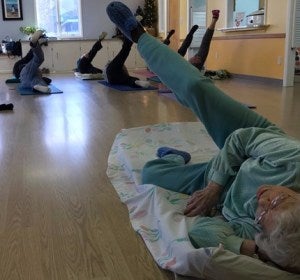 Lil Hansen dando clases de yoga Lil Hansen dando clases de yoga