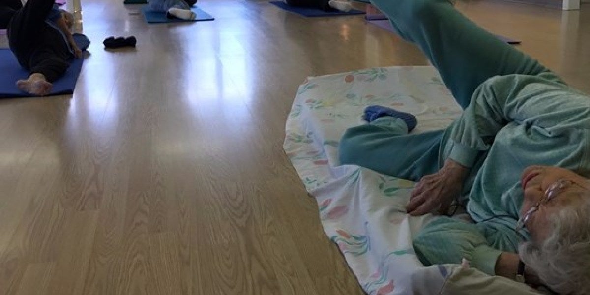 Lil Hansen dando clases de yoga