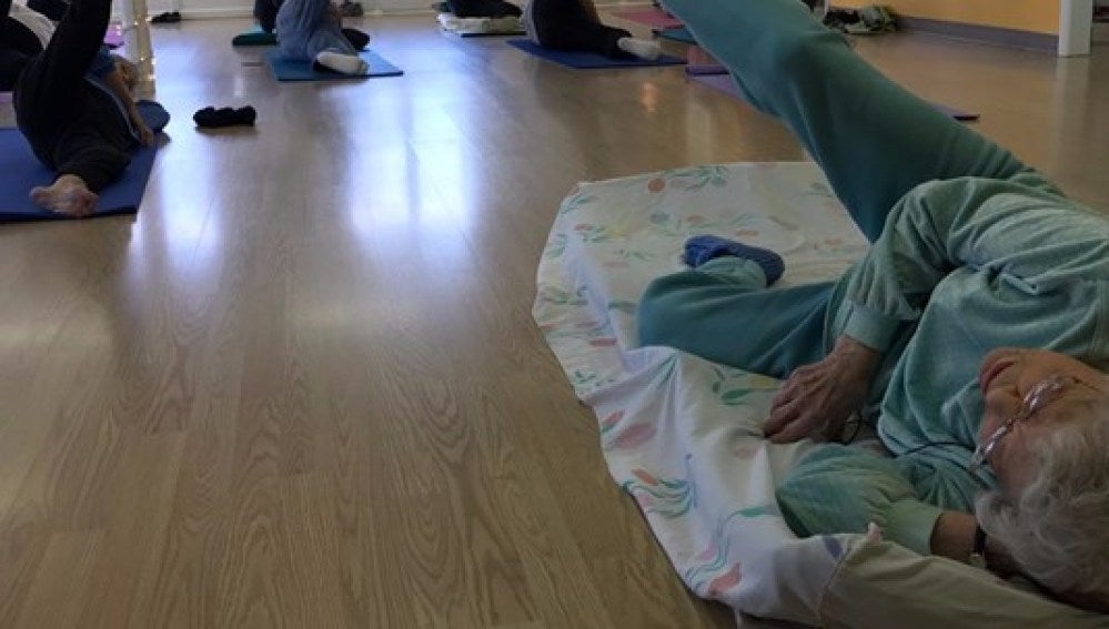 Lil Hansen dando clases de yoga