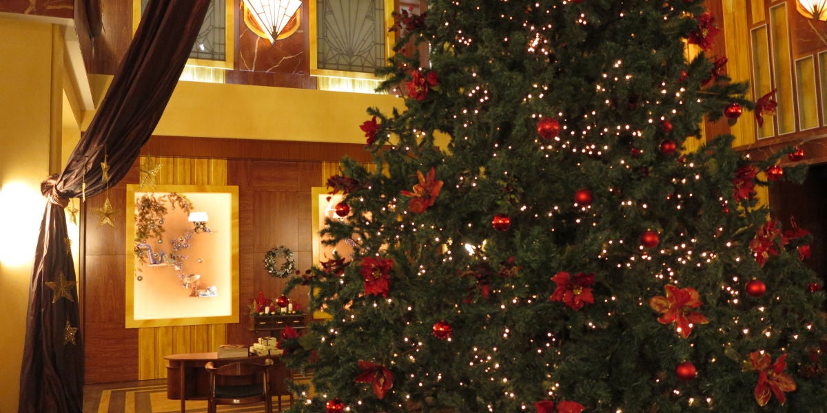 Un gran árbol de navidad decora las Galerías Velvet
