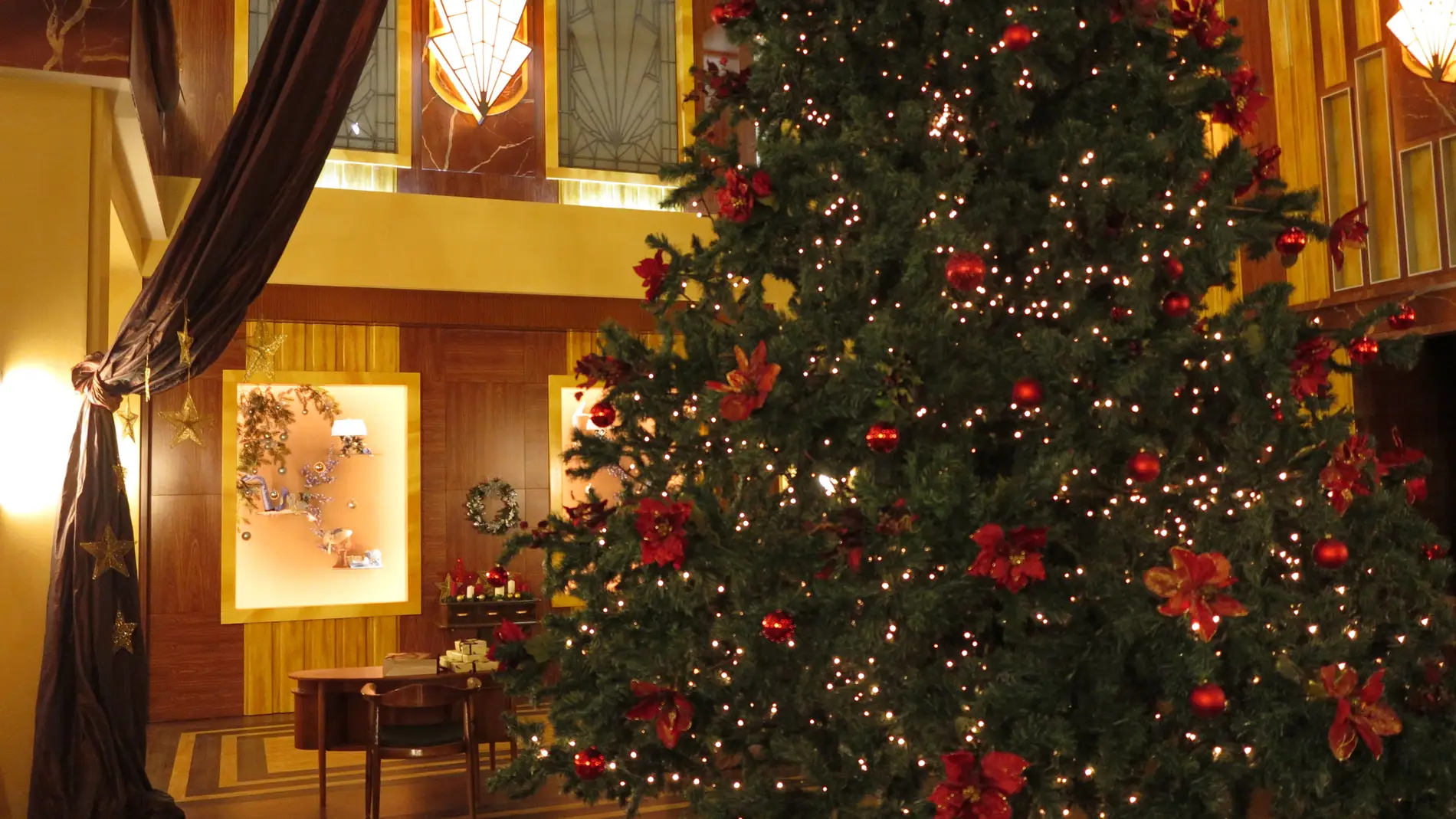 Un gran árbol de navidad decora las Galerías Velvet
