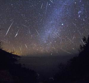 Imagen obtenida a lo largo de una noche de Gemínidas en 2012. Imagen obtenida a lo largo de una noche de Gemínidas en 2012.
