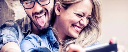 Pareja haciéndose un selfie Pareja haciéndose un selfie