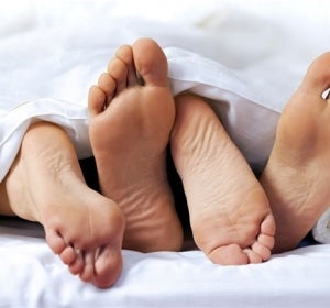 Una pareja en la cama Una pareja en la cama