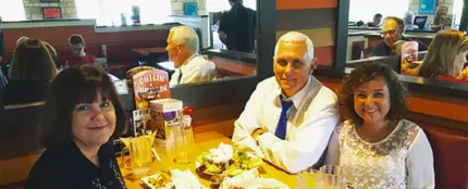 El candidato a vicepresidente republicano Mike Pence junto a su esposa y su hija El candidato a vicepresidente republicano Mike Pence junto a su esposa y su hija