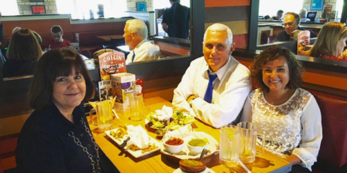 El candidato a vicepresidente republicano Mike Pence junto a su esposa y su hija