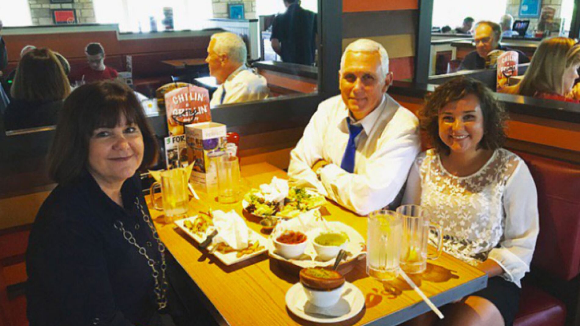 El candidato a vicepresidente republicano Mike Pence junto a su esposa y su hija 