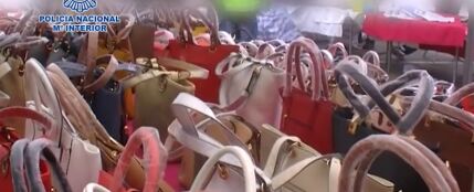Frame 4.664725 de: M&aacute;s de 50 detenidos por fabricar y vender bolsos de piel de marca falsos