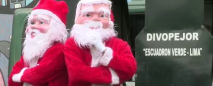 Dos de los Polic&iacute;as disfrazados de Pap&aacute; Noel patrullan por las calles de Lima