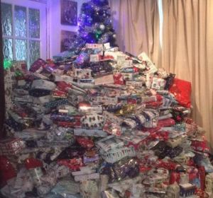 Árbol de Navidad desbordado con casi 300 regalos Árbol de Navidad desbordado con casi 300 regalos