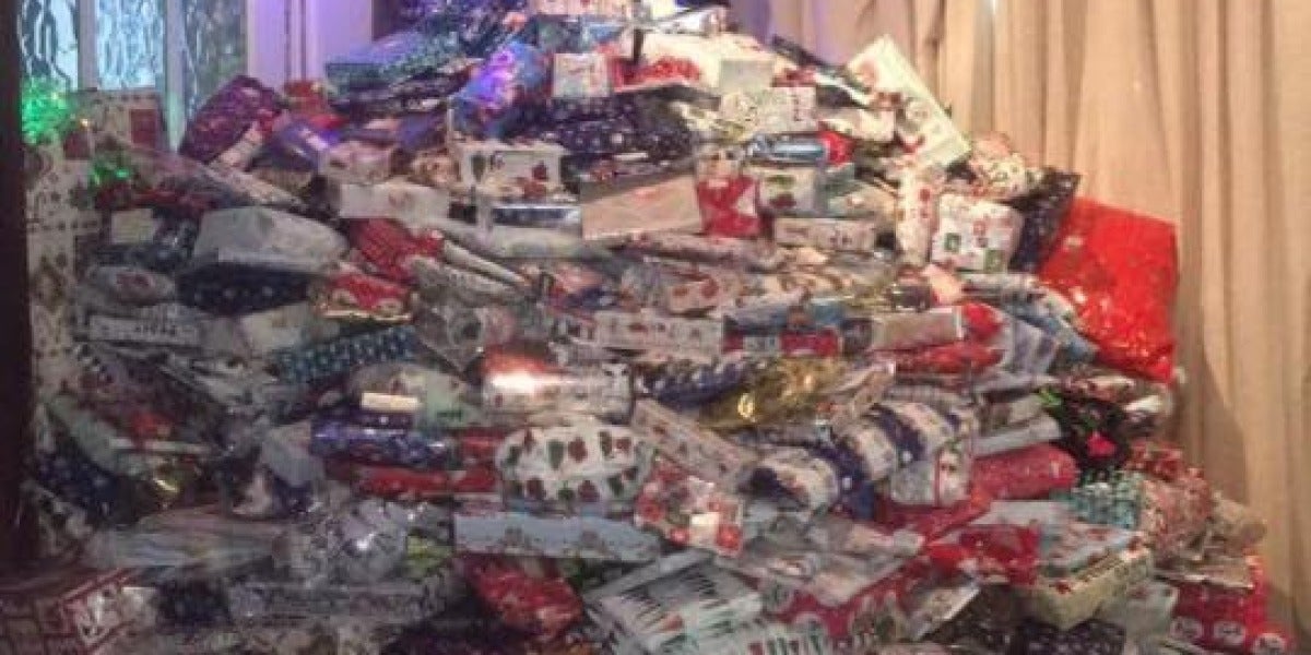 Árbol de Navidad desbordado con casi 300 regalos