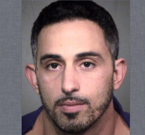 Oren Aharon Cohen, se mete en una casa ajena y acuna a una niña Oren Aharon Cohen, se mete en una casa ajena y acuna a una niña