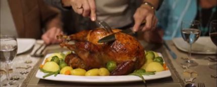 Imagen de un pavo en una cena