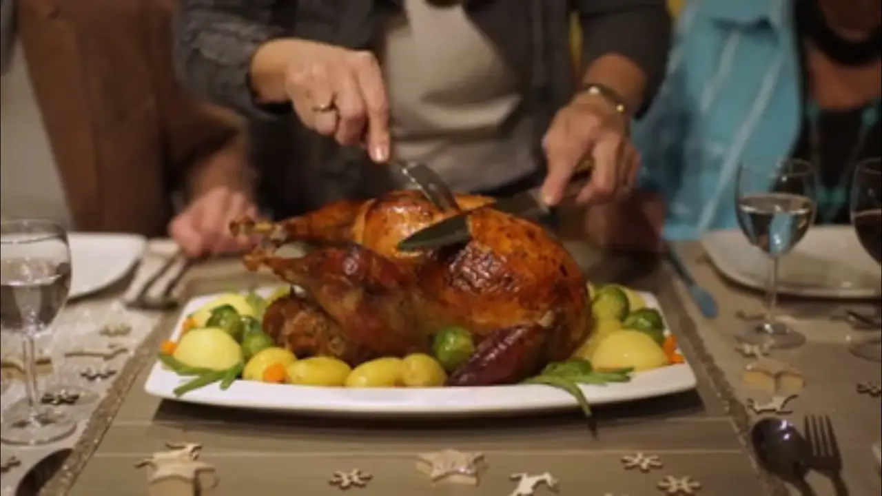 Imagen de un pavo en una cena Imagen de un pavo en una cena