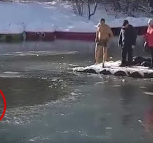 Un hombre salva a su perro atrapado en un lago Un hombre salva a su perro atrapado en un lago