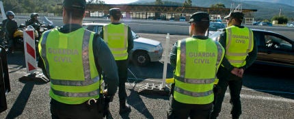 Agentes de la Guardia Civil en un control en la frontera